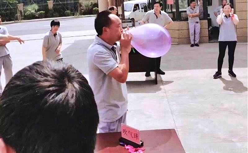 J9九游会塑业举办趣味吹气球大赛